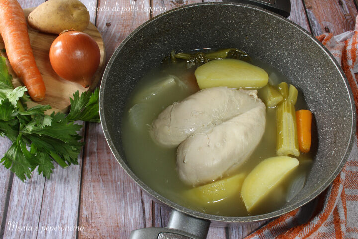 Brodo di pollo leggero