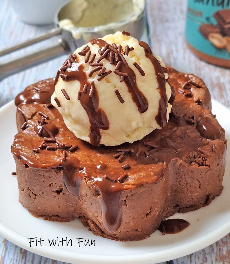 Brownie al cacao con gelato vegan e senza cottura