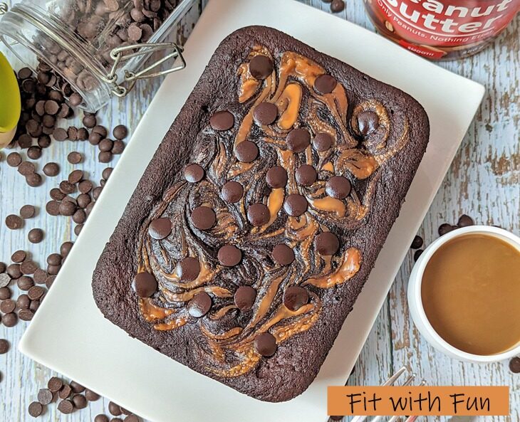 Brownie proteico al cacao variegato al burro di arachidi