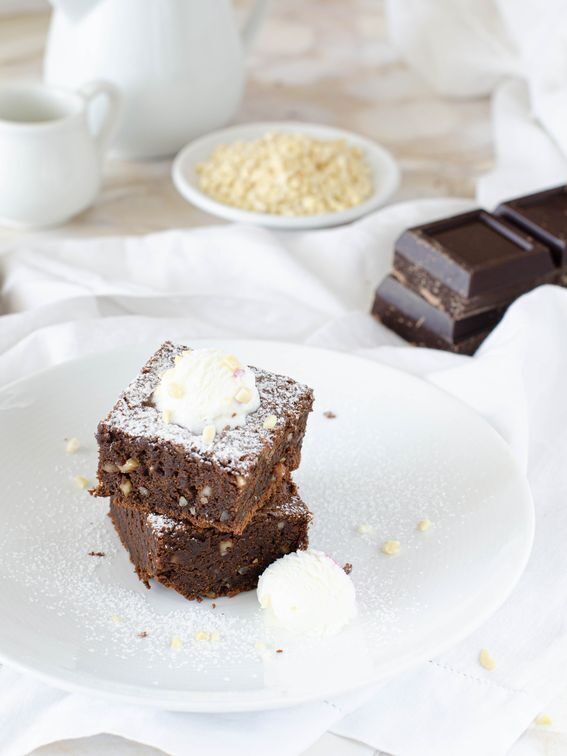 Brownies al caffè e cioccolato con granella di mandorle e burro senza lattosio