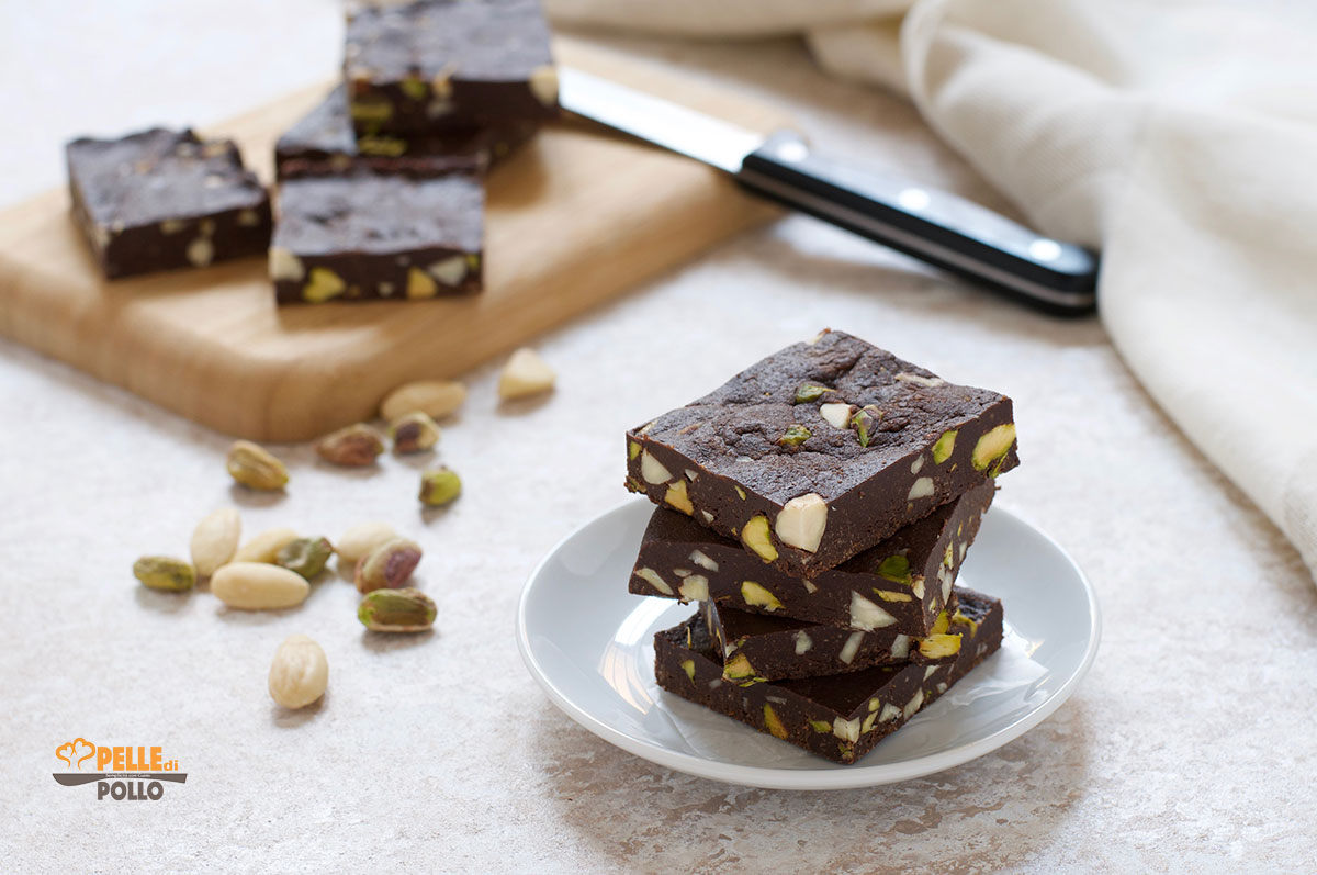 Brownies senza cottura al cioccolato con mandorle e pistacchi