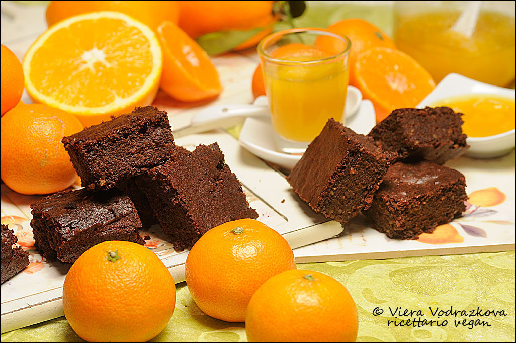Brownies speziato al cioccolato con salsa agrumata