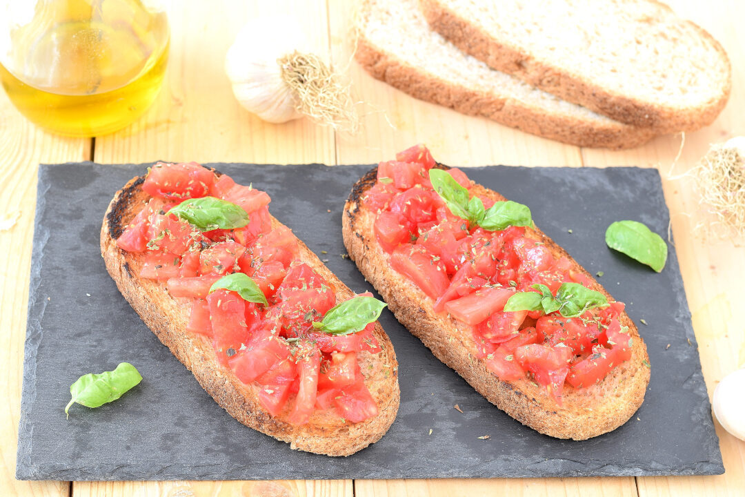Bruschetta al pomodoro con olio, aglio e basilico