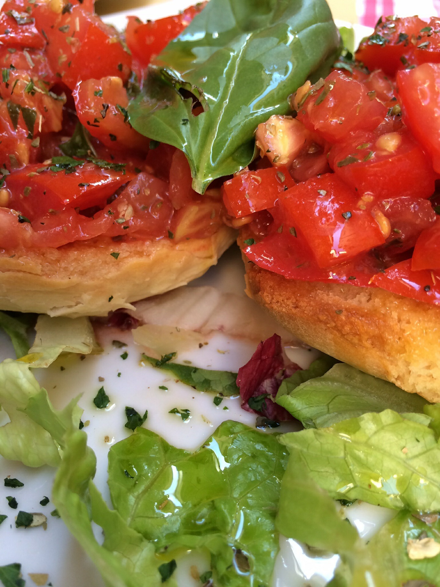 Bruschetta al pomodoro | ricetta semplice, buona e ideale per un pasto veloce