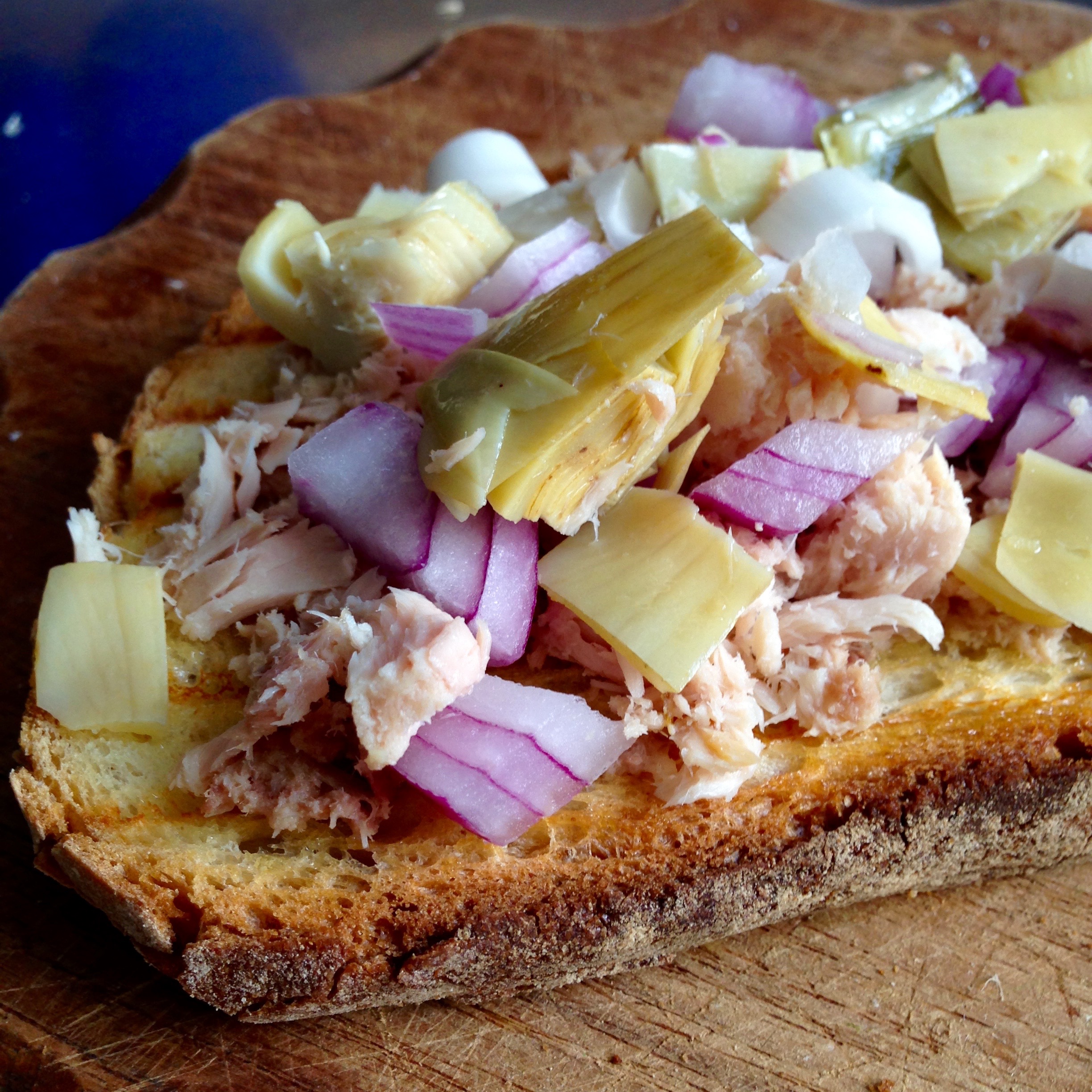 Bruschetta al tonno, cipolla e carciofini