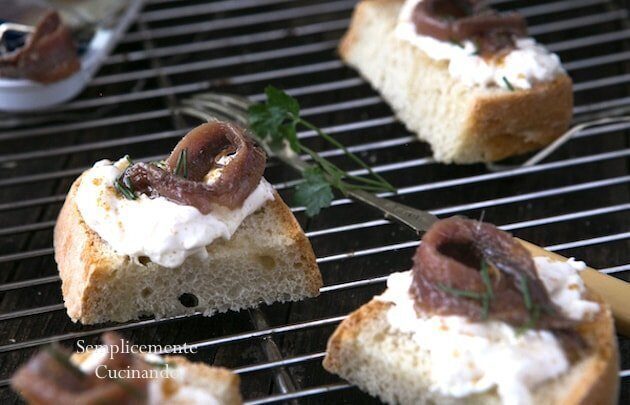 Bruschetta alici, stracciatella e bottarga