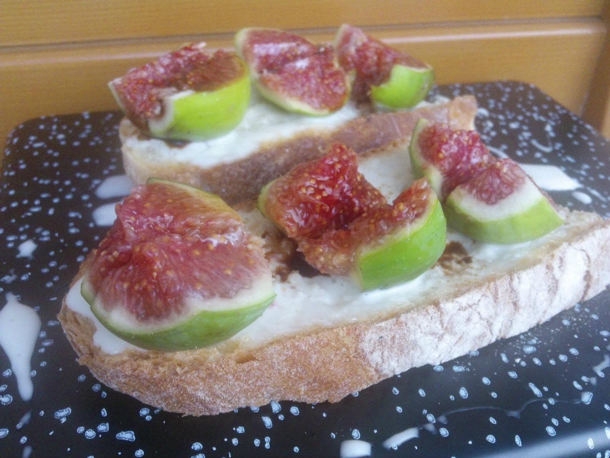 Bruschetta con fichi e stracchino