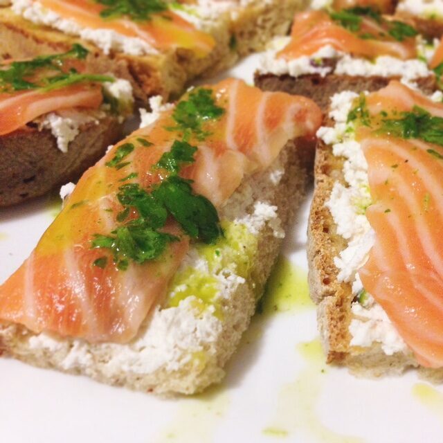 Bruschetta con ricotta, granella di pistacchi e salmone crudo