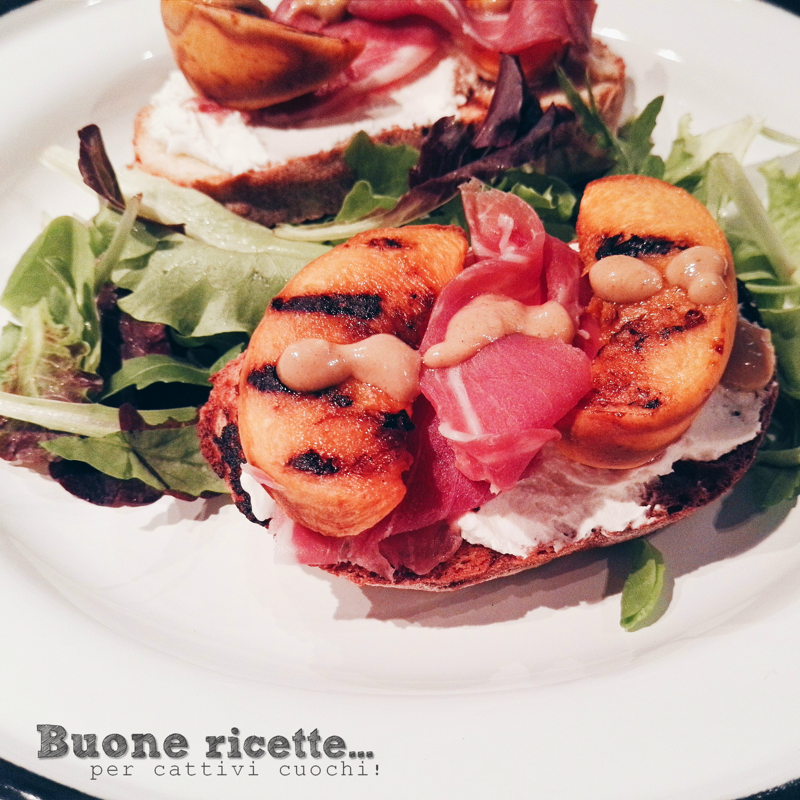 Bruschetta di pesche grigliate e prosciutto