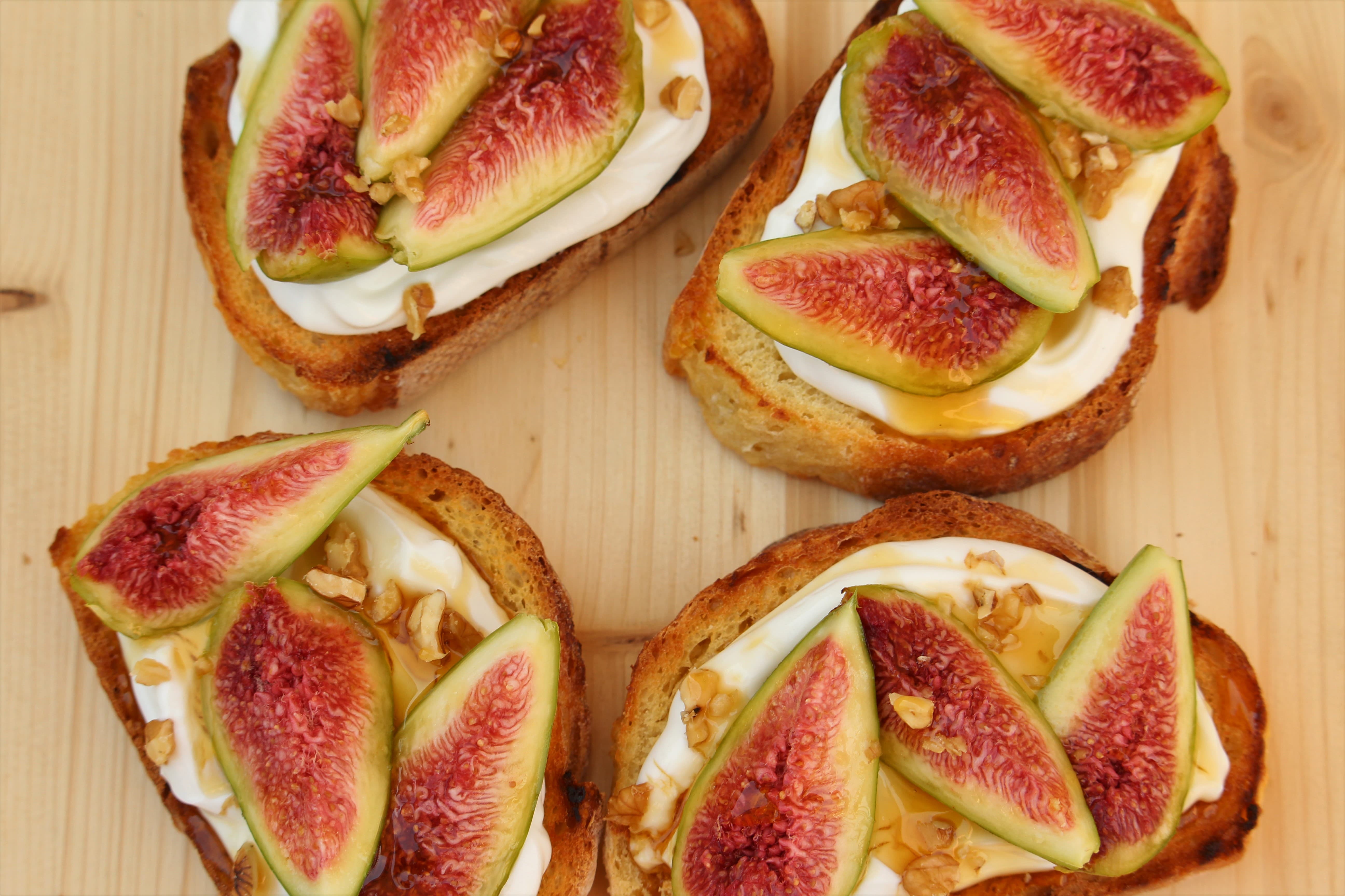 Bruschetta dolce con fichi