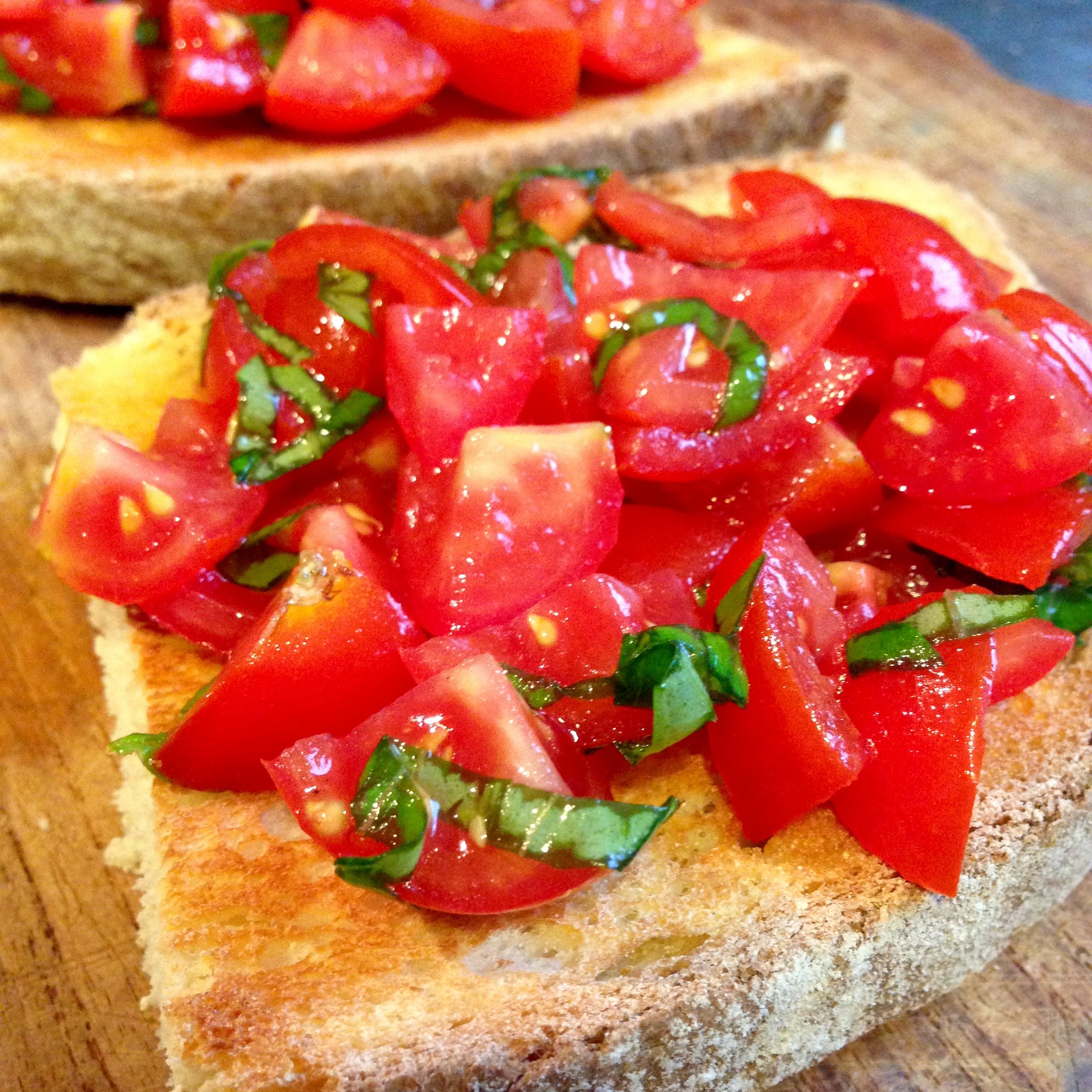 Bruschetta pomodorini e basilico