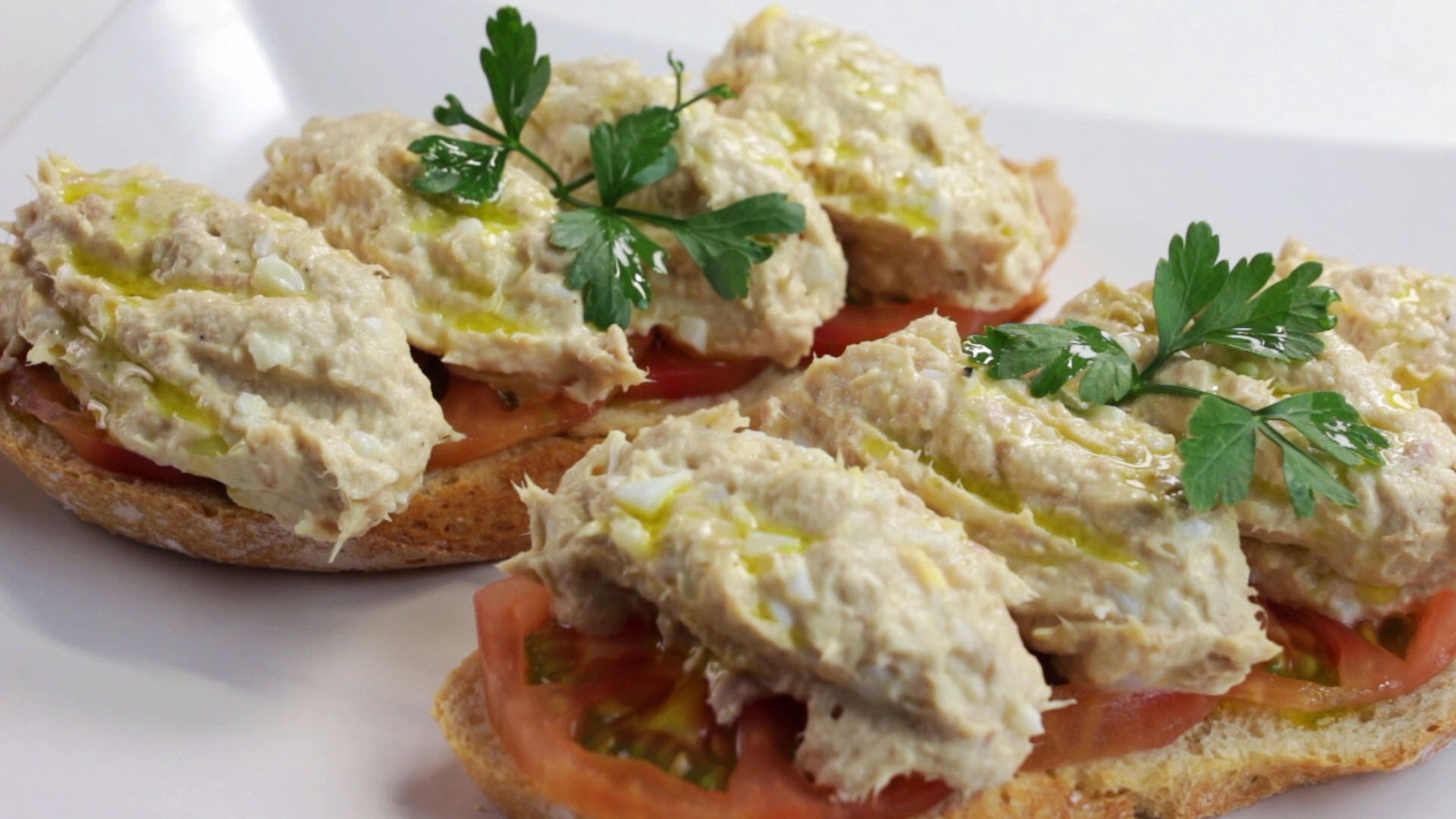 Bruschetta tonno, uova, pomodoro e maionese