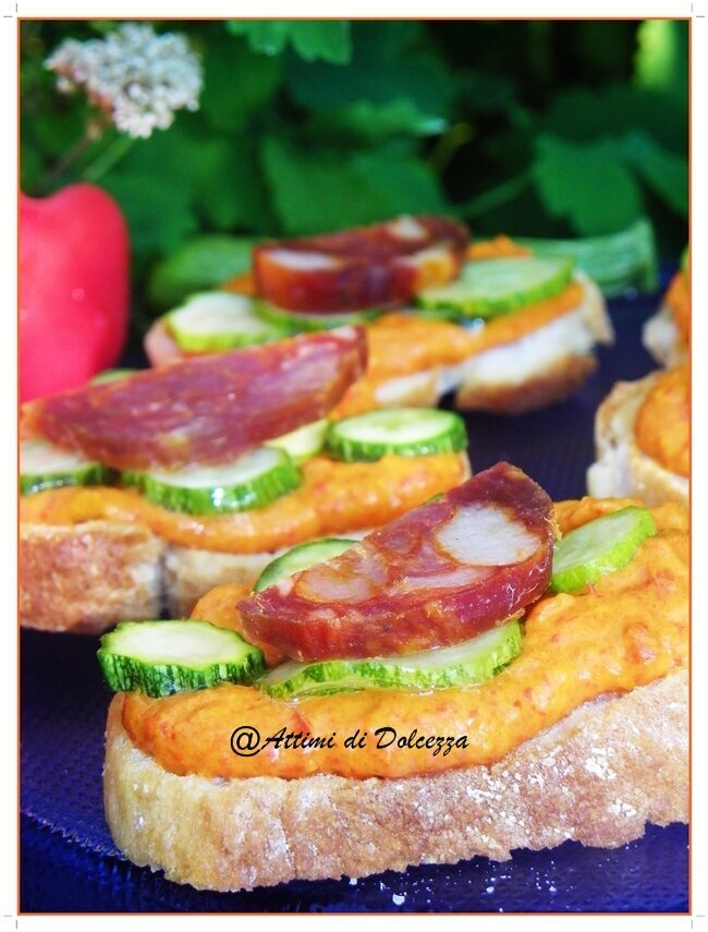 Bruschette al peperone e salame piccante