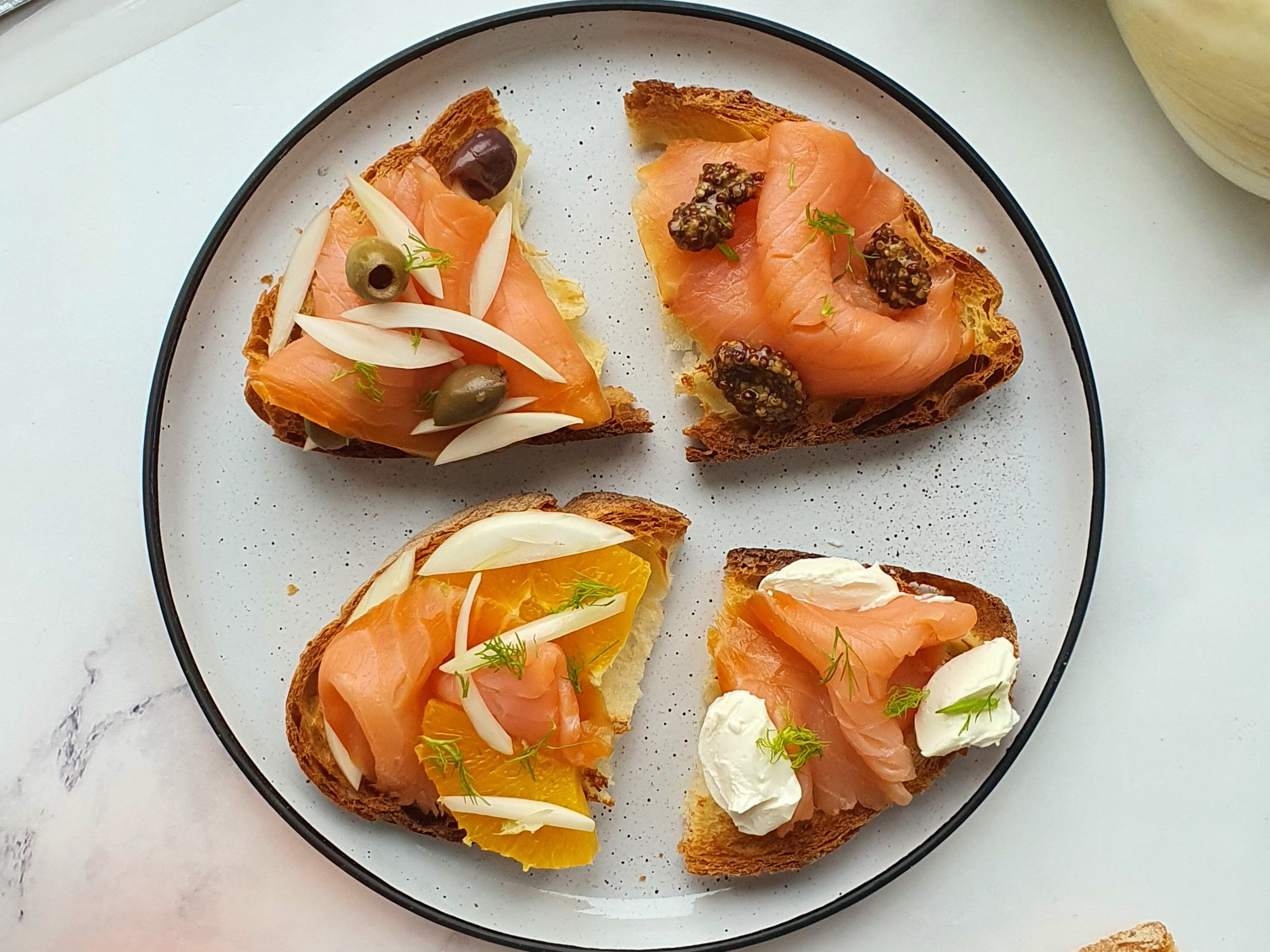 Bruschette al salmone affumicato: 4 ricette per natale