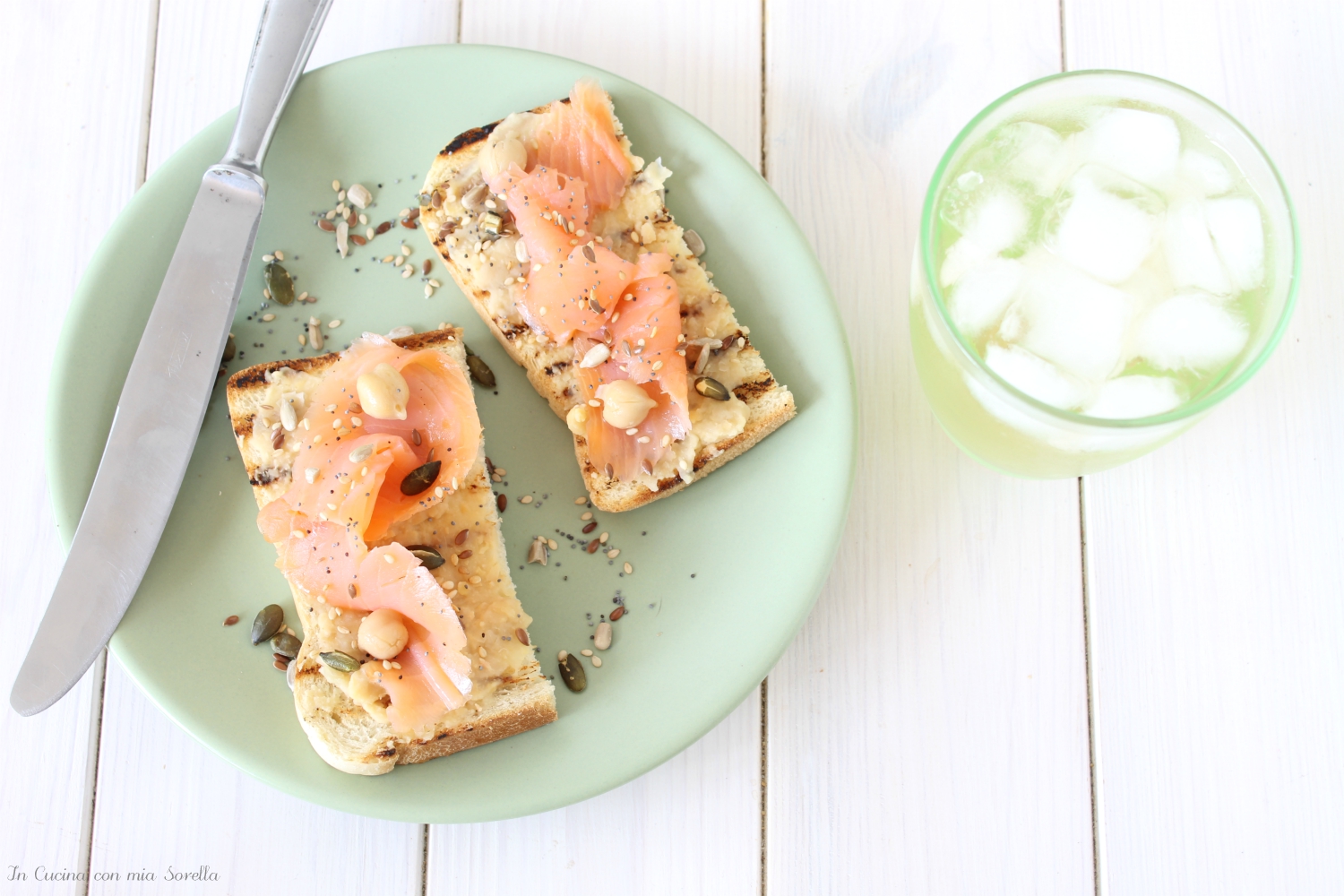 Bruschette al salmone e hummus di ceci