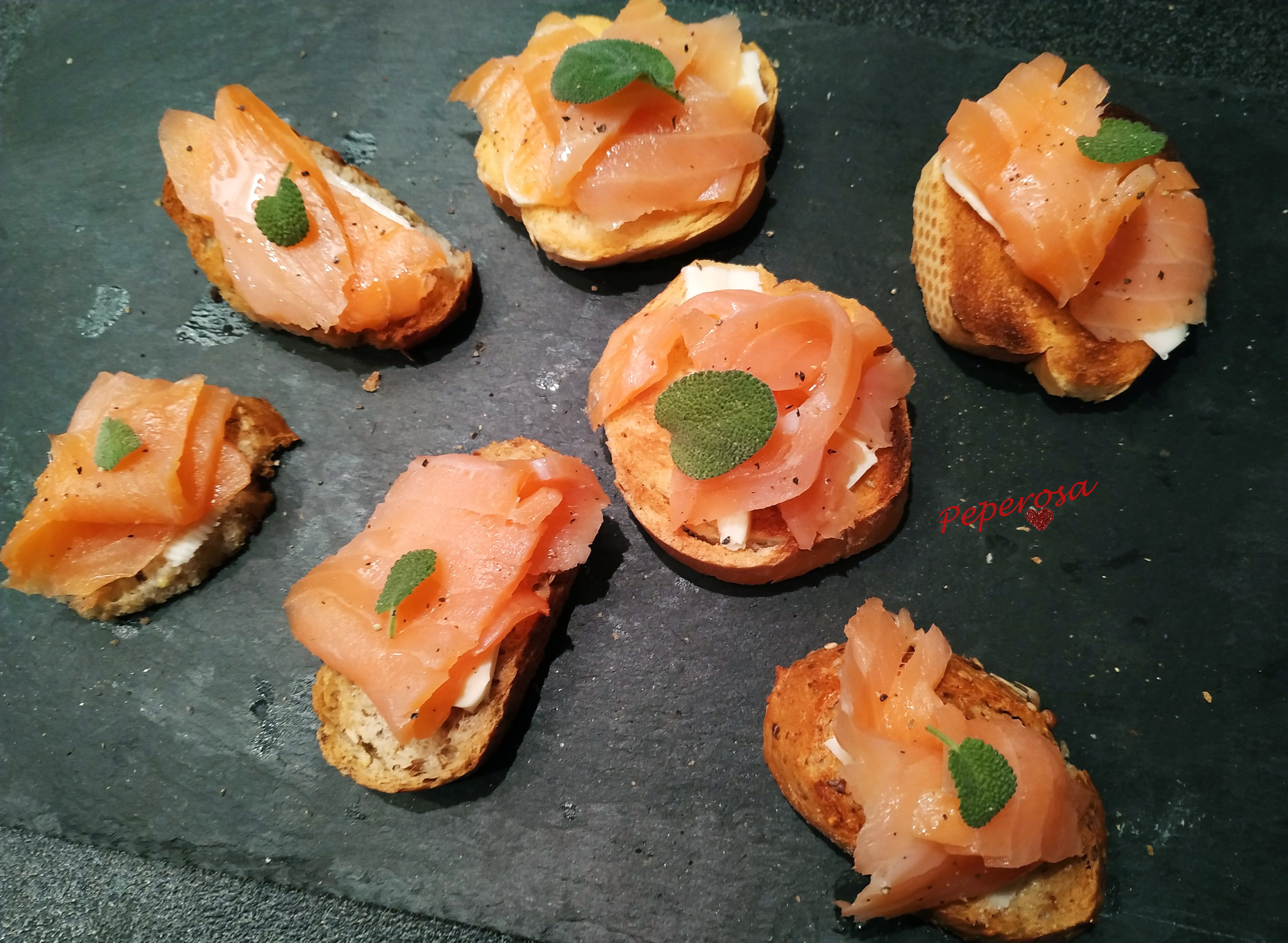 Bruschette al salmone