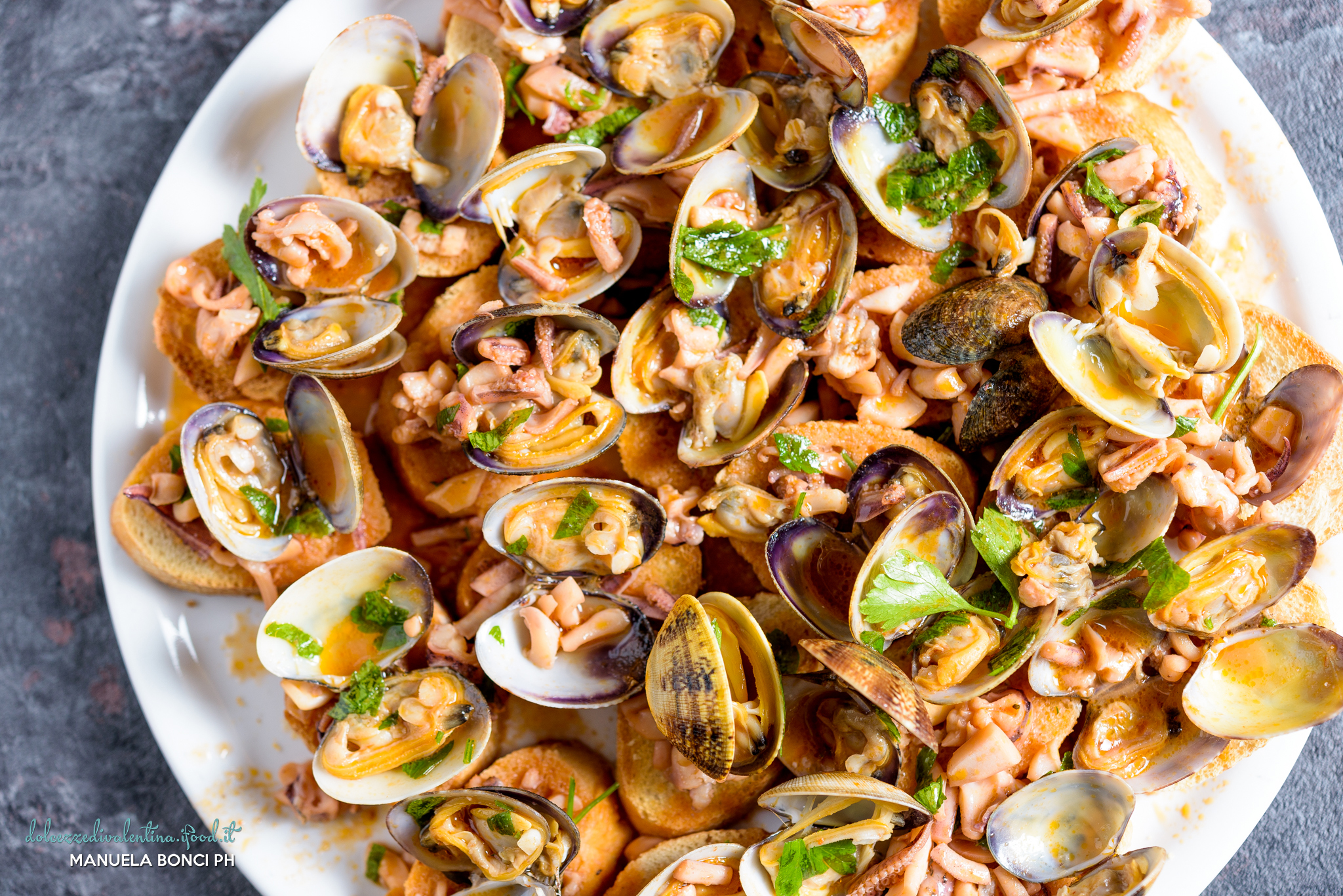 Bruschette calamari e vongole