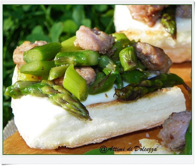 Bruschette con asparagi e salsiccia