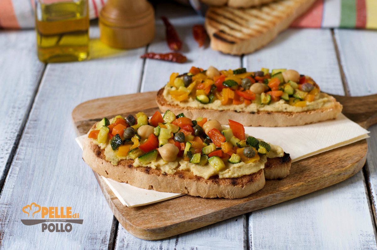 Bruschette con crema di ceci piccante e verdure