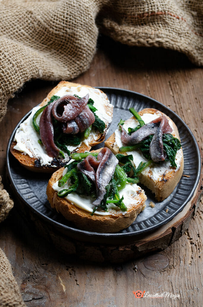 Bruschette con formaggio verdure e alici