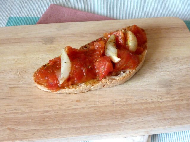 Bruschette con pomodori e cipolle