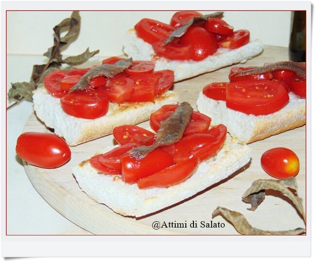 BRUSCHETTE CON POMODORINI E ACCIUGHE