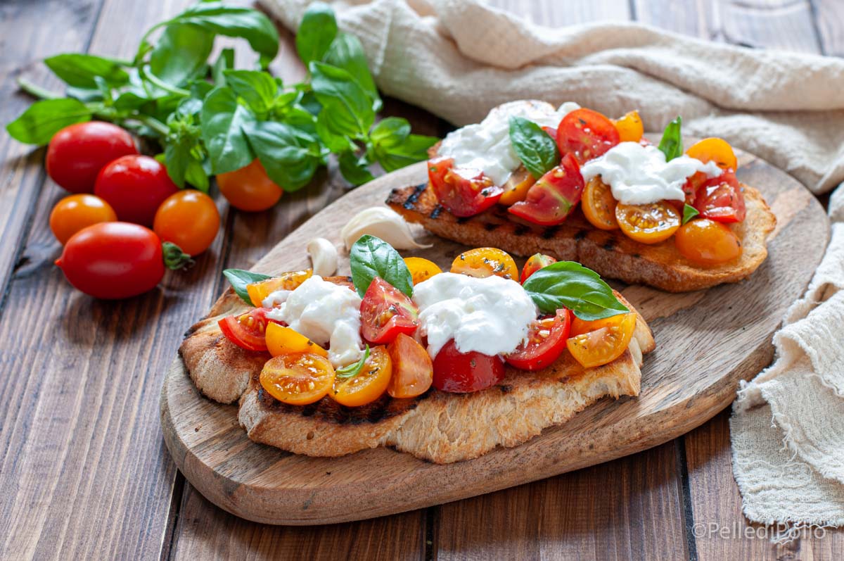 Bruschette con pomodorini e burrata