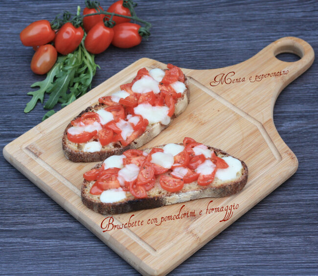 Bruschette con pomodorini e formaggio