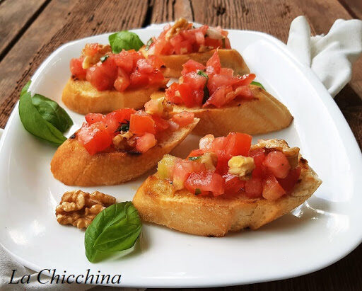Bruschette con pomodoro e noci