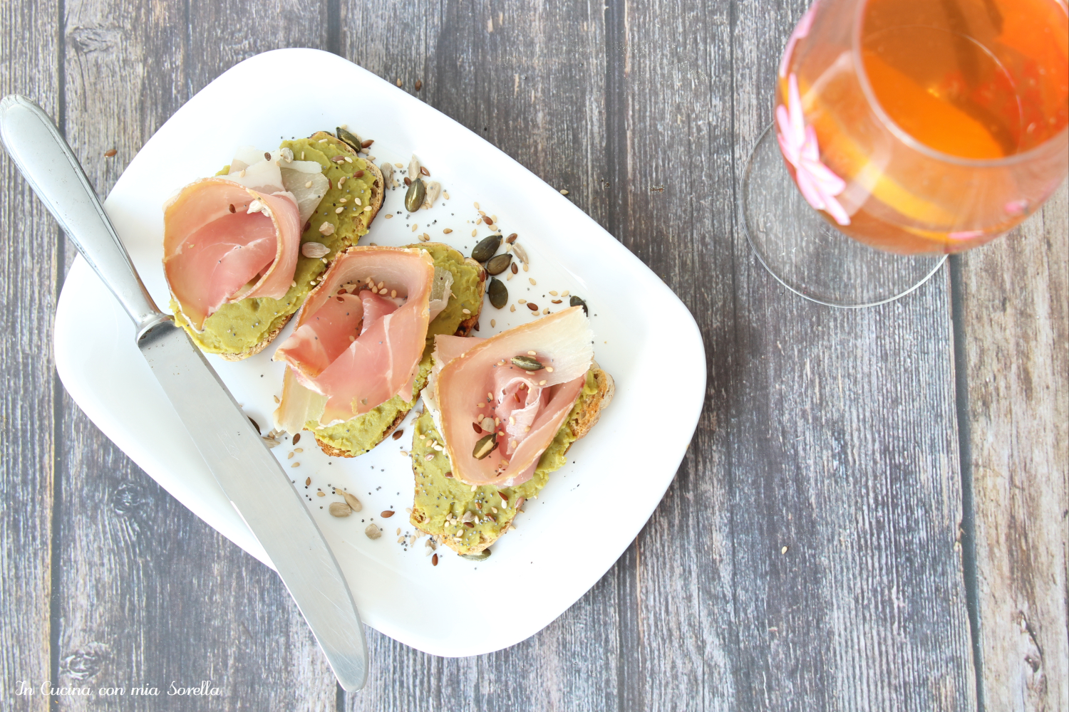 Bruschette con prosciutto e crema di piselli