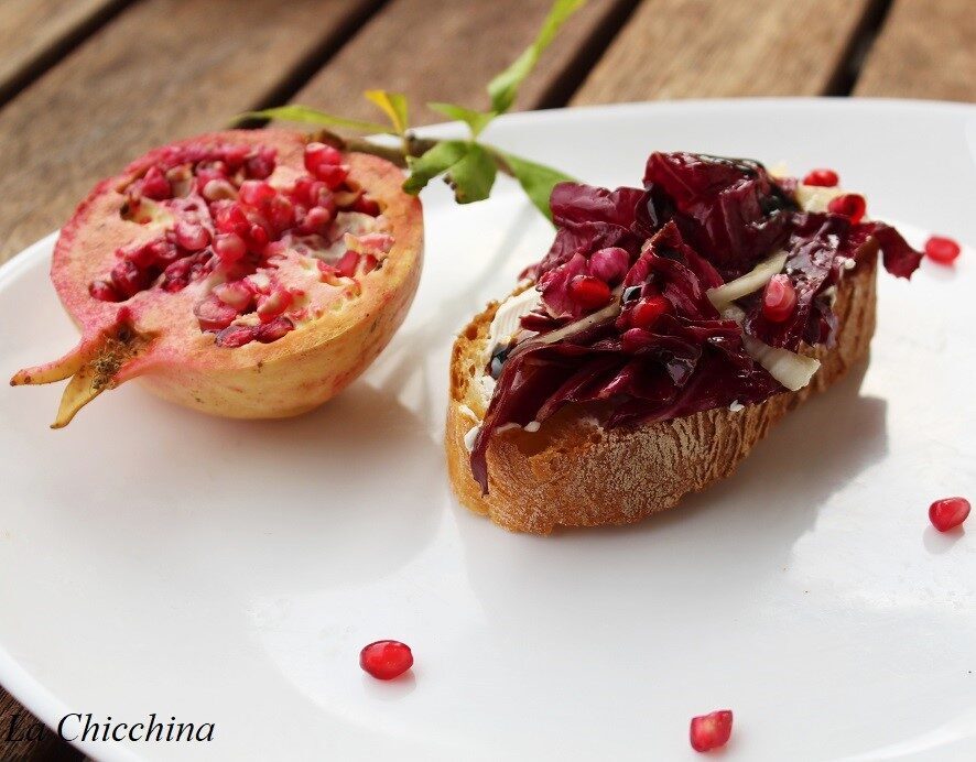 Bruschette con radicchio, finocchio, melagrano e aceto balsamico