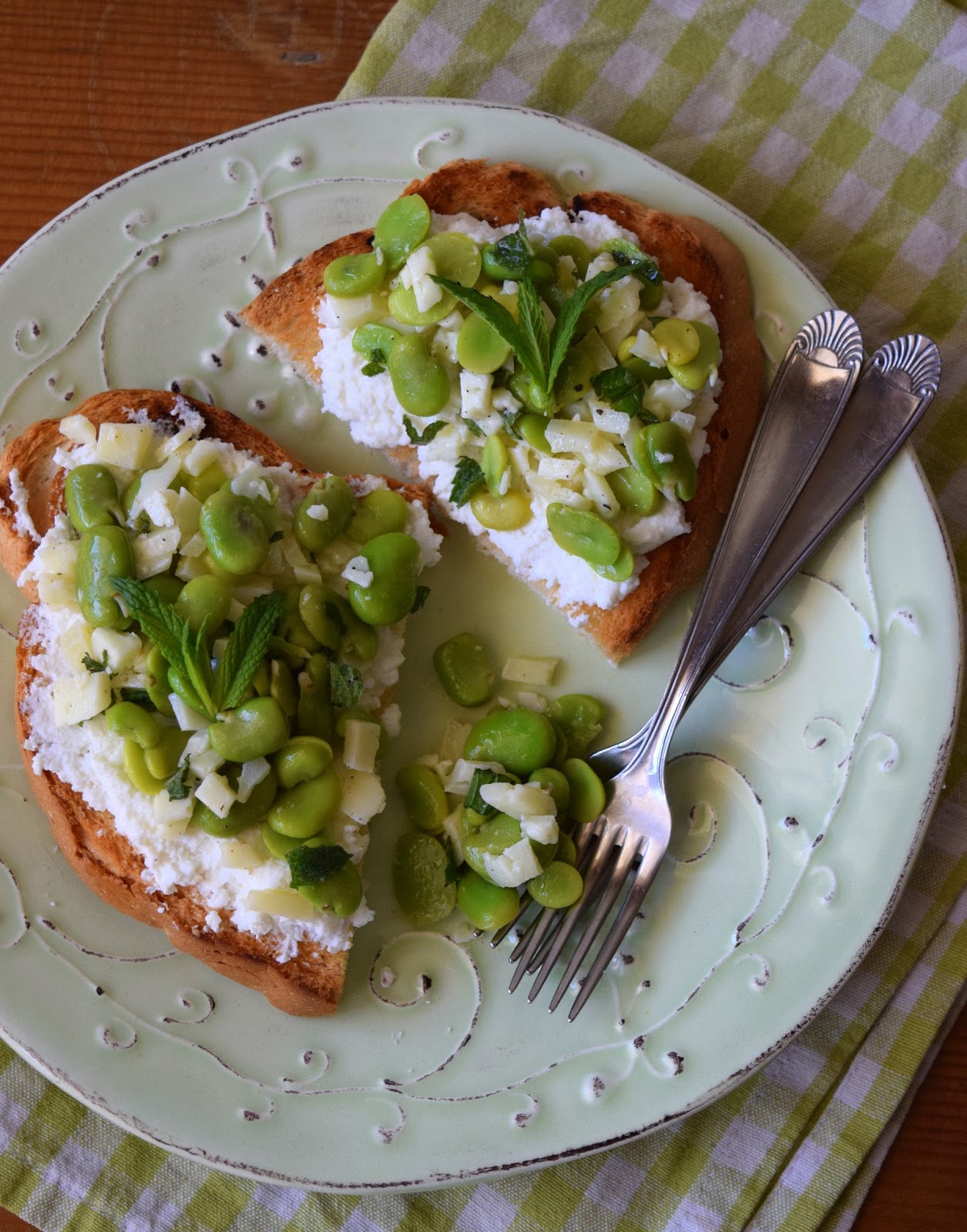 Bruschette con ricotta, fave e pecorino