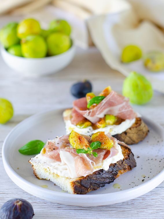 Bruschette con ricotta prosciutto e fichi caramellati