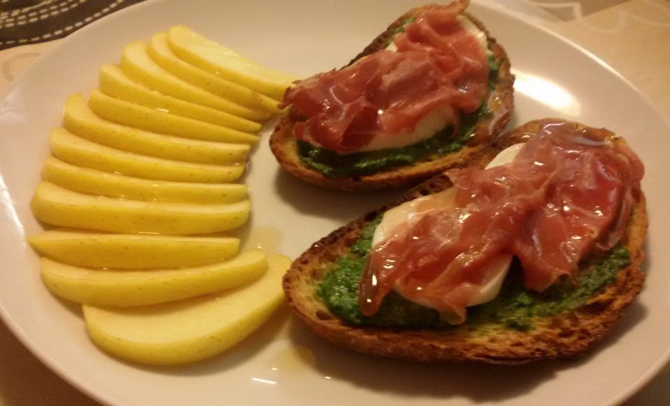 Bruschette con salsa di rucola, bufala e crudo con insalata di mele al limone
