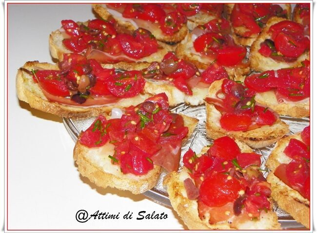 Bruschette con speck,olive e pomodorini