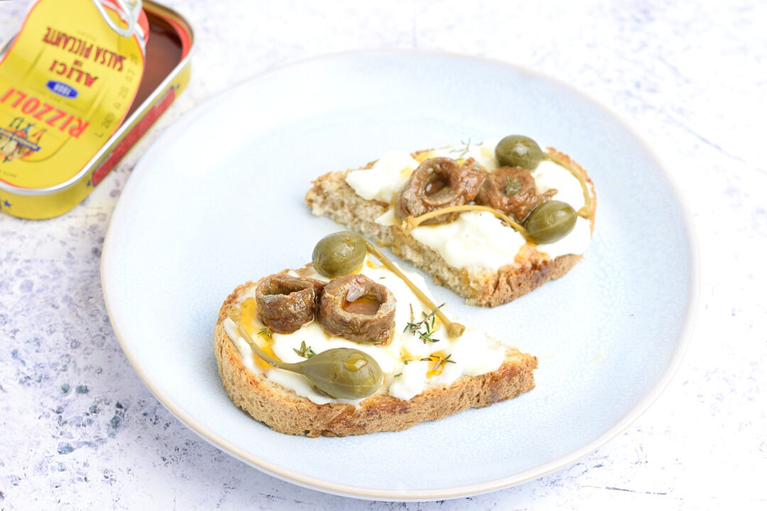 Bruschette con squacquerone e alici piccanti