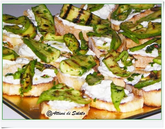 Bruschette con stracchino e zucchine marinate