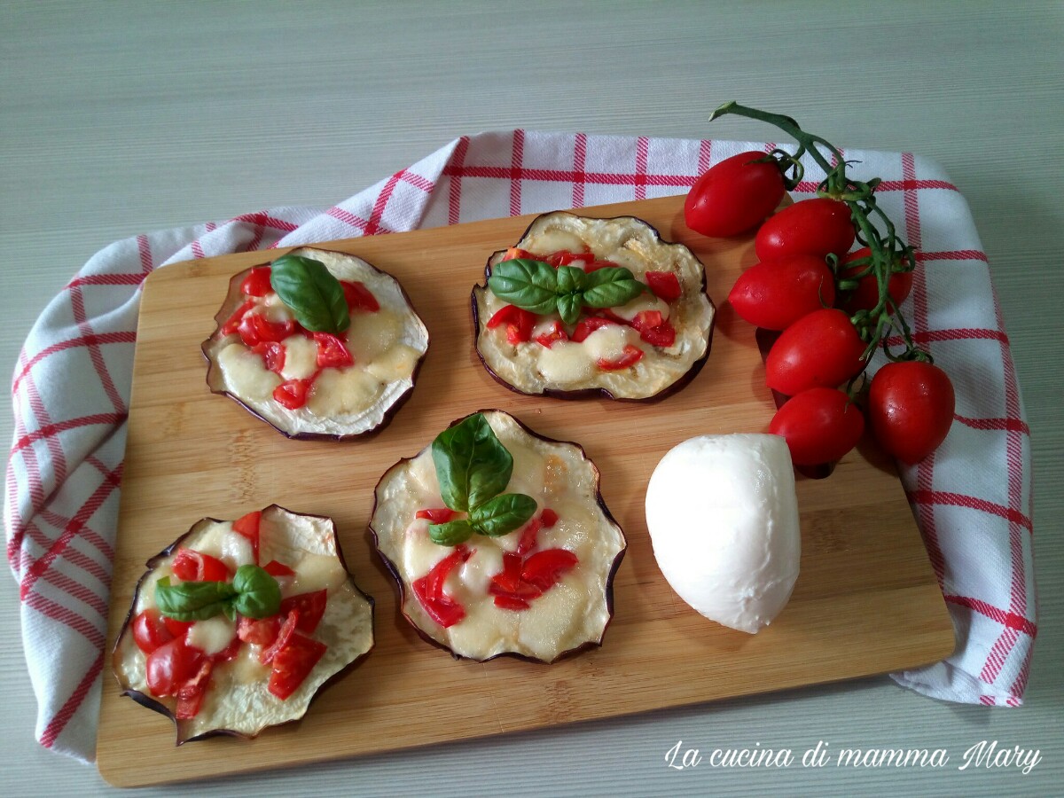 Bruschette di melanzane con mozzarella e pomodoro