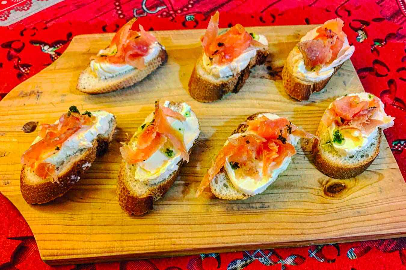 Bruschette di trota salmonata marinata e panna acida
