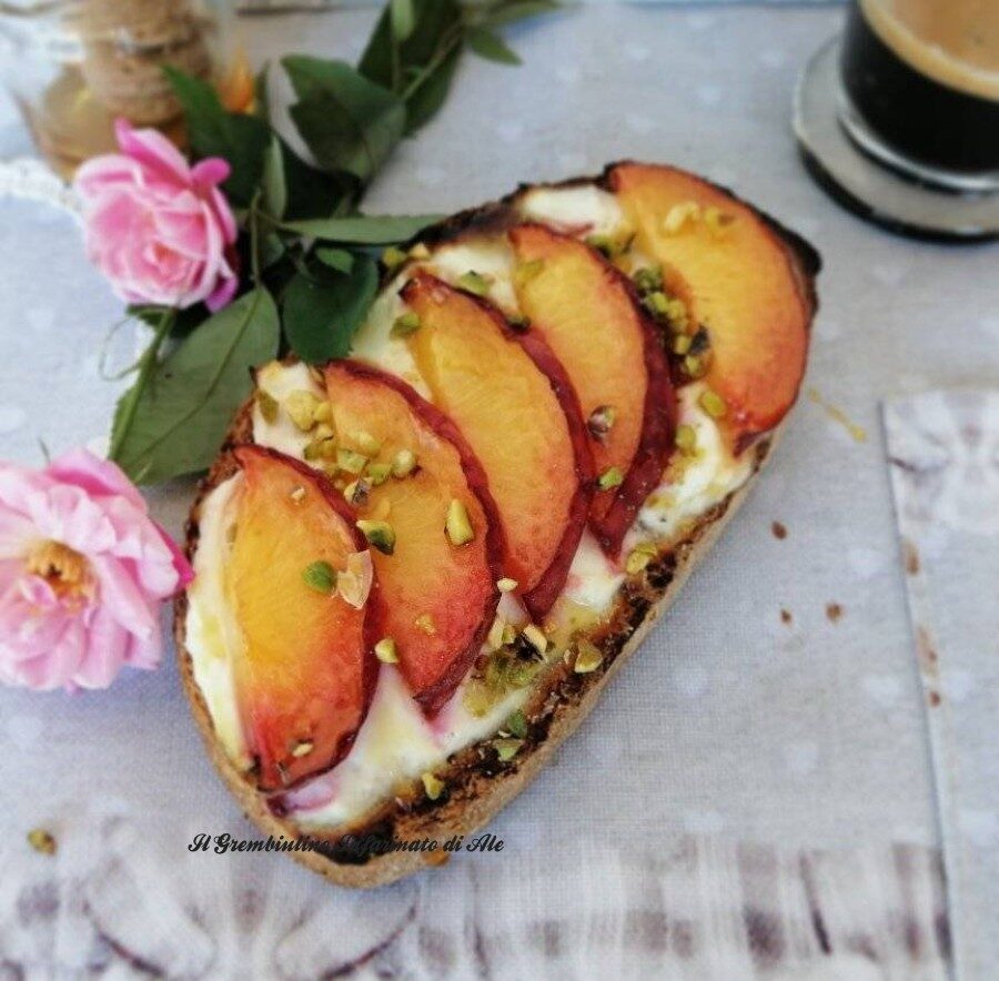 Bruschette dolci allo yogurt greco e pesche