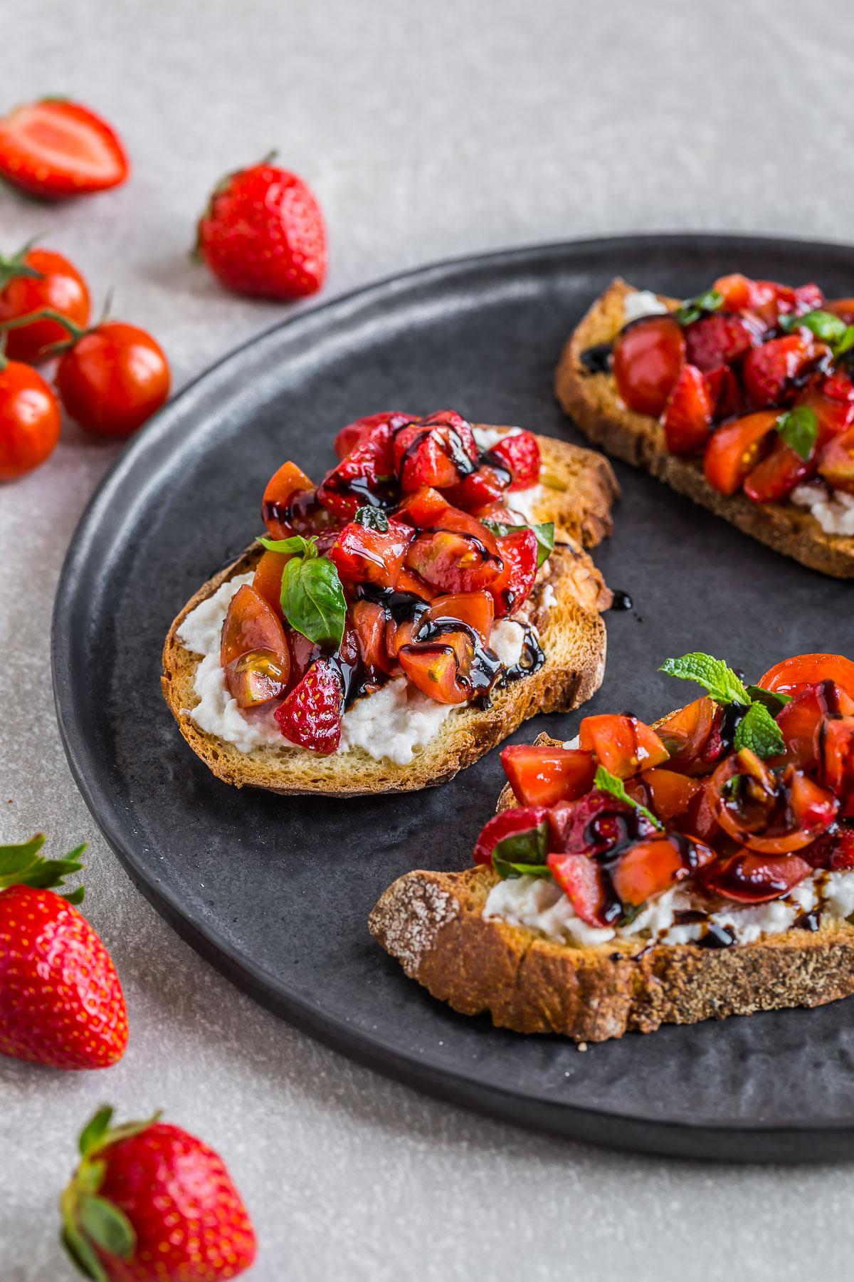 BRUSCHETTE FRAGOLE e POMODORINI all’ACETO BALSAMICO – vegan senza glutine
