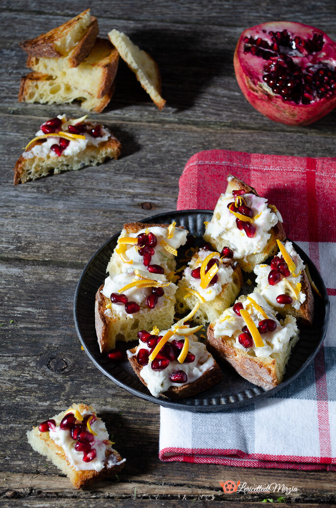 Bruschette gorgonzola e melograno