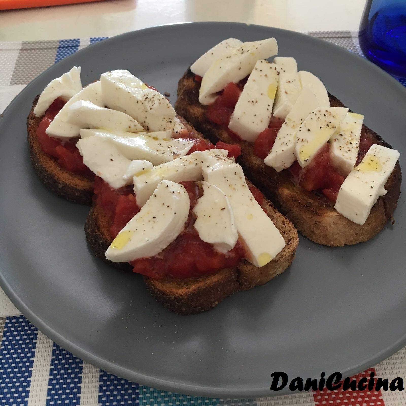 Bruschette integrali con pomodoro e mozzarella
