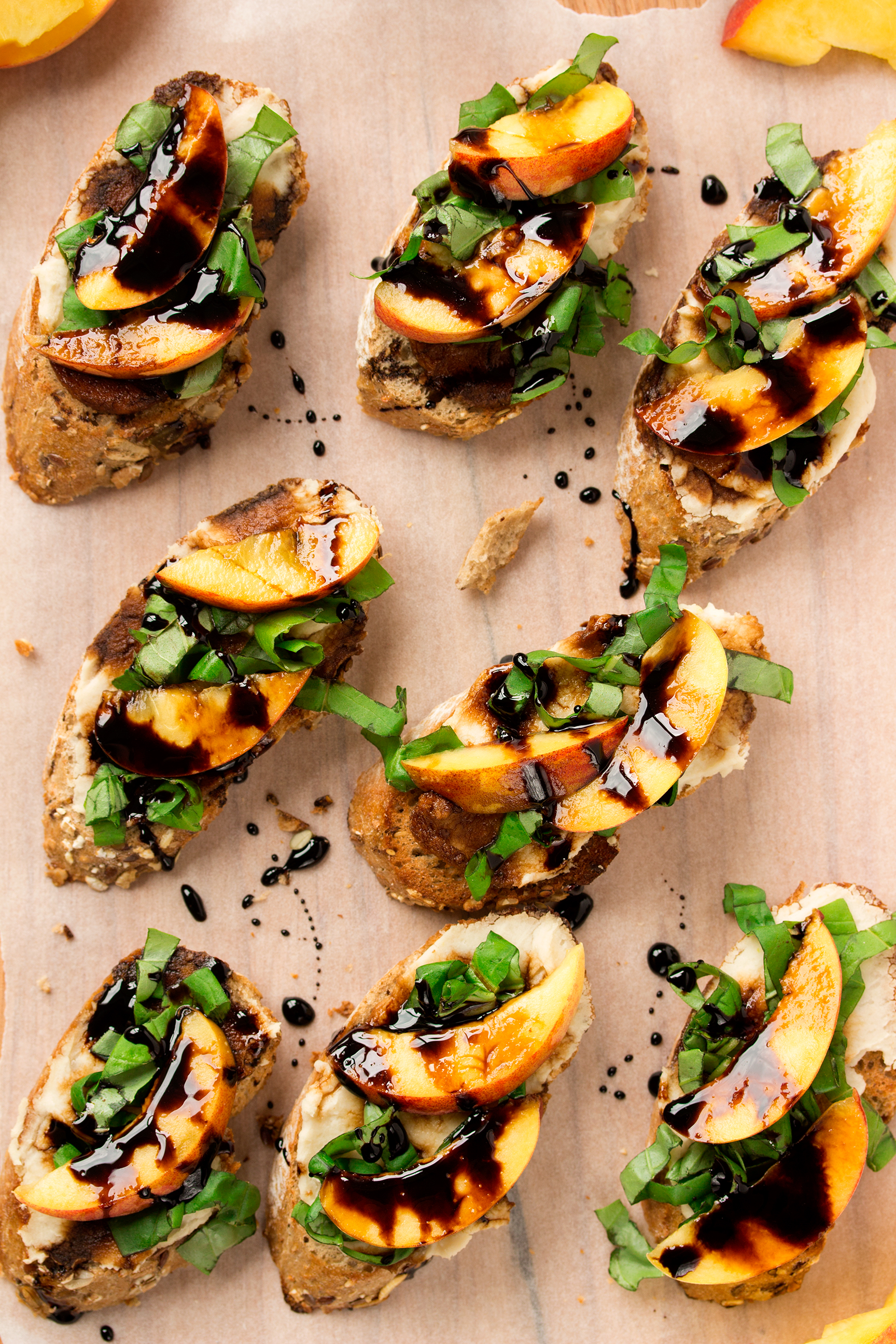 Bruschette vegan con pesche, aceto balsamico, basilico e crema di fagioli bianchi