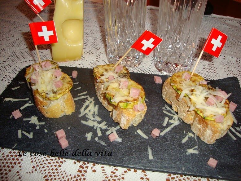 Bruschettine con zucchine prosciutto ed emmentaler