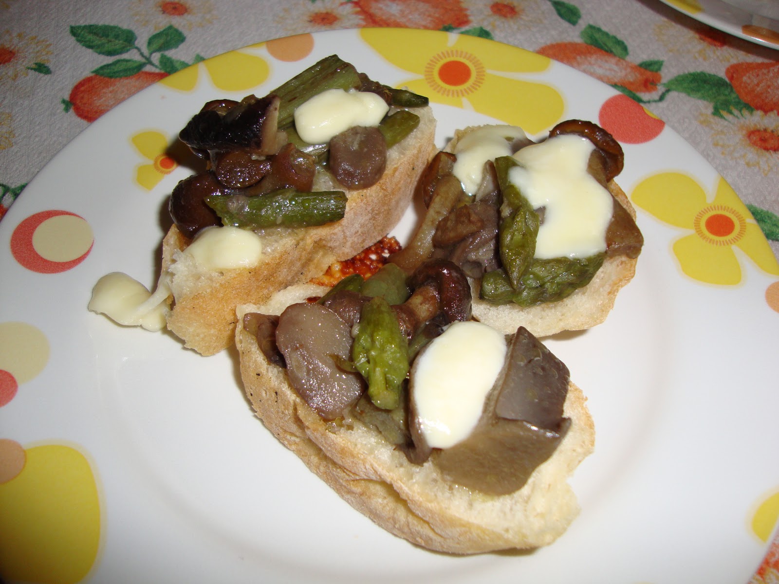 Bruschettona con funghi ed asparagi