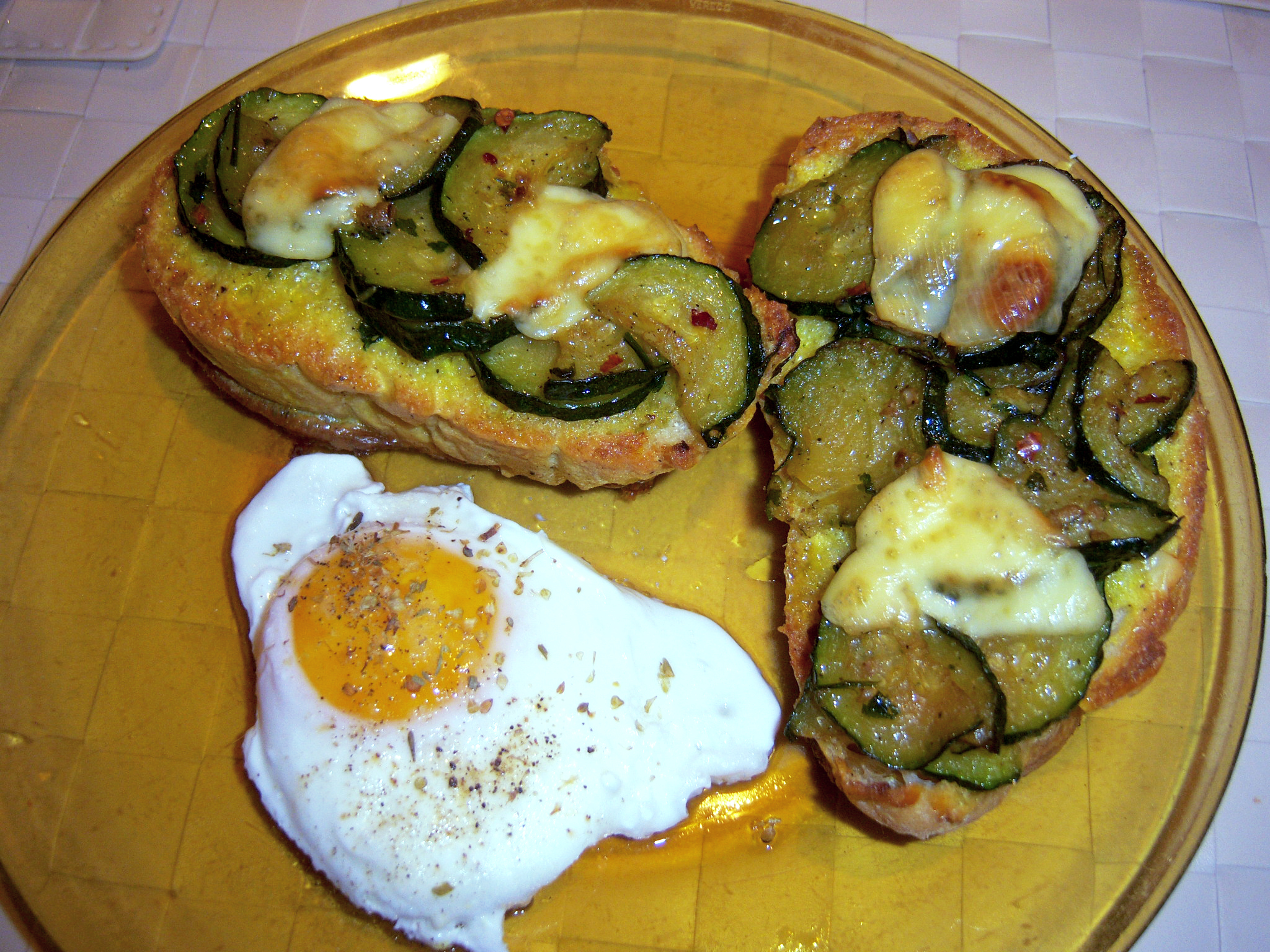 Bruschettoni con le zucchine, uova in camicia