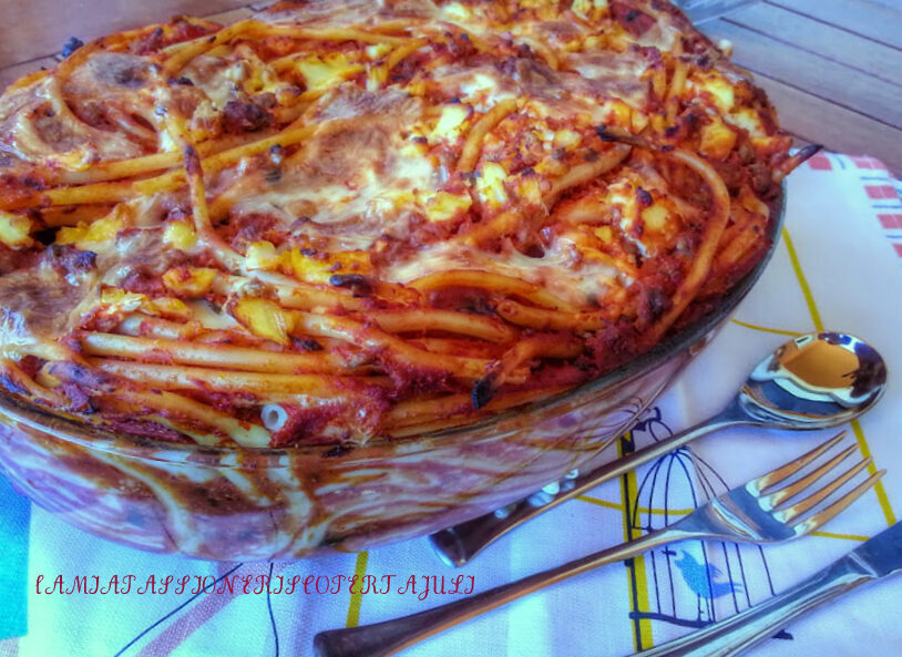 Bucatini a forno, ragù, uova, sedano salsa in bottiglia, cipolla