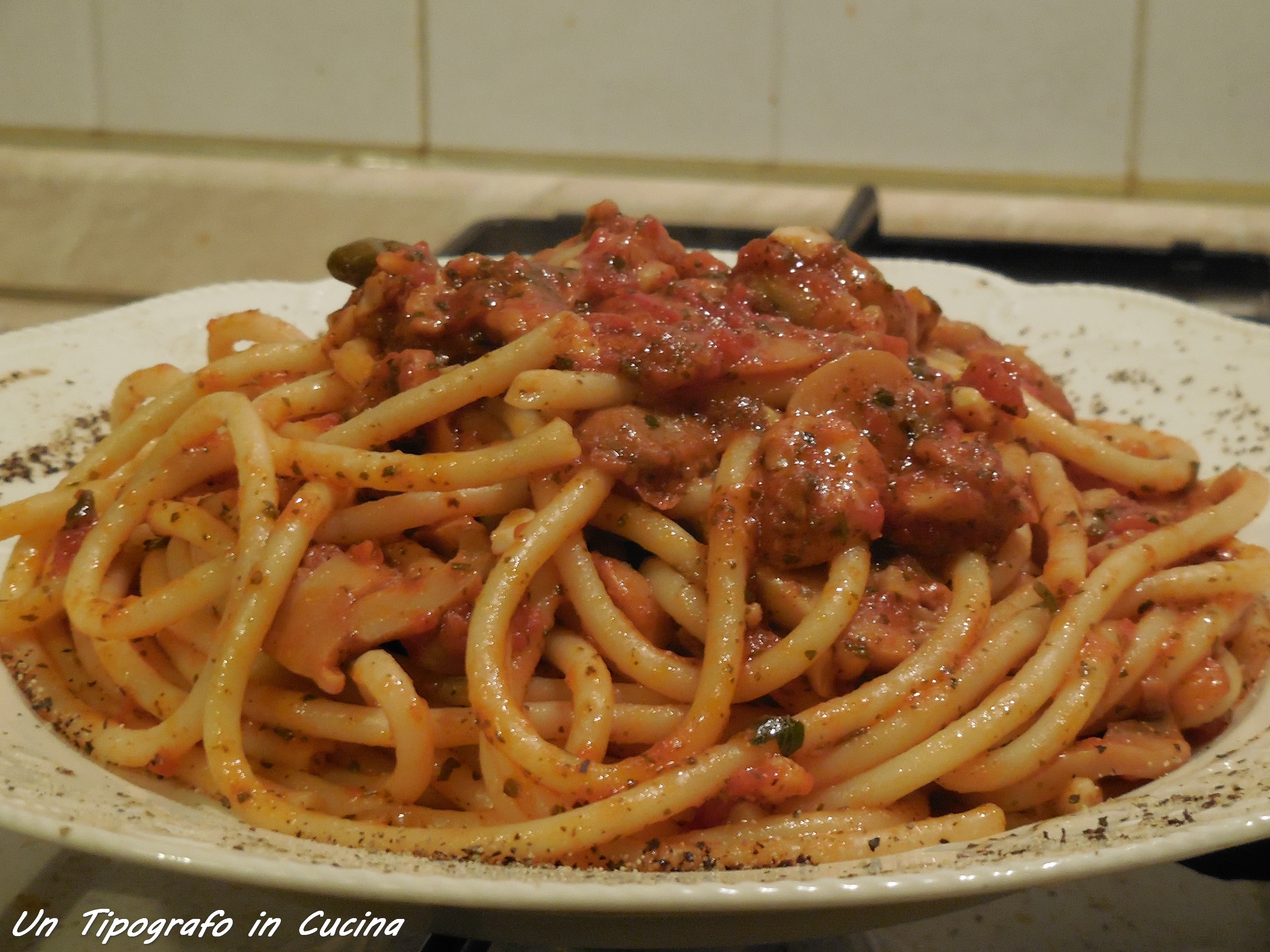 Bucatini ai funghi campagnoli trifolati, pomodoro e capperi…