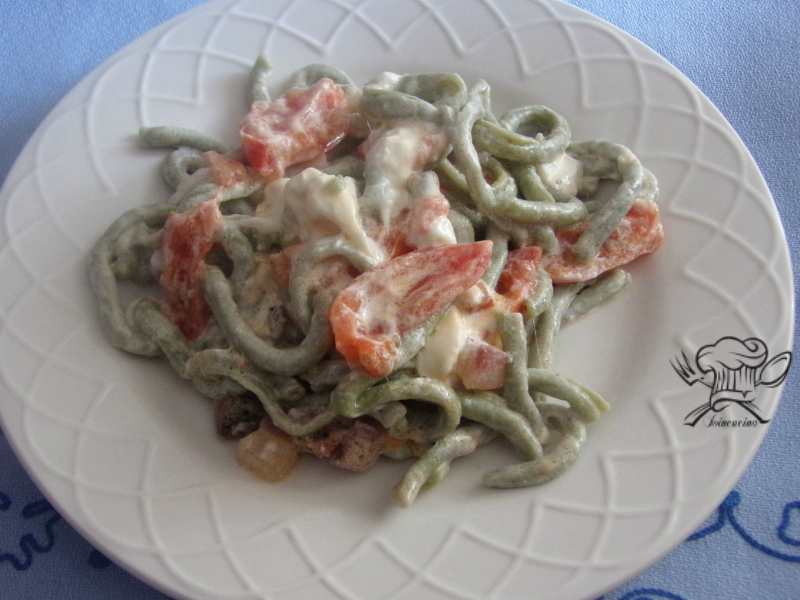 Bucatini al basilico con burrata e pomodorini